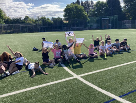 Schüler auf dem Sportplatz