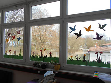 Fruehling-Fenster der Schule mit Vögel, Gras und Blumen