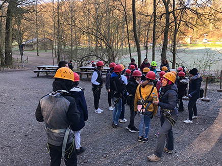 Klettern6_Gruppe von Schülern mit Lehrern beim Kletterausflug in Bretten