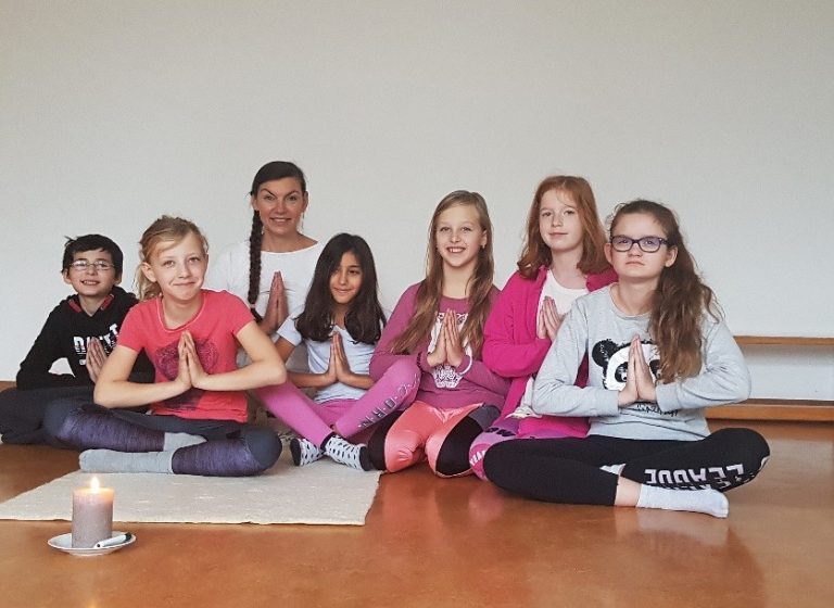 Yoga-Kids - Gruppe von Schülern bei den Übungen