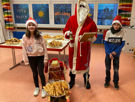 Fruehschicht-nikolaus verteilt Hefemänner