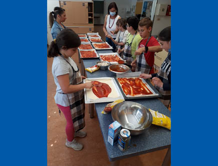 Pizza-essen - Schüler beim Pizza backen