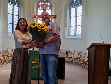 Schulseelsorgerin überreicht Blumen an Herrn Haug