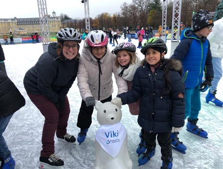 Eislaufen-Lehrkraft mit Schüler beim Eislaufen mit Figur Viki Karlsruhe