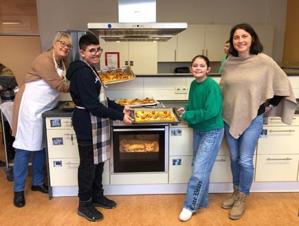 Glücksschweine - Selbstgebackenes mit Schüler und Rektorin