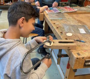Schüler beim Sägen