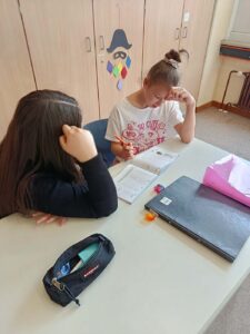 Nachmittagsbetreuung Schülerin unterstützt bei Hausaufgaben