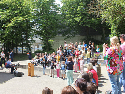 Tag der offenen Tür - Feier im Aussengelände der Schule