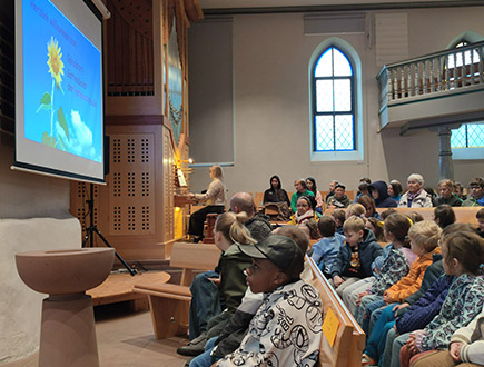 Gottesdienst zum Beginn des Schuljahres 092025- Schüler in der Kirche