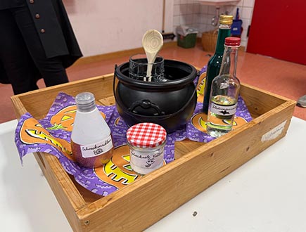 „schauerliche“ Speisen und einen Hexentrank