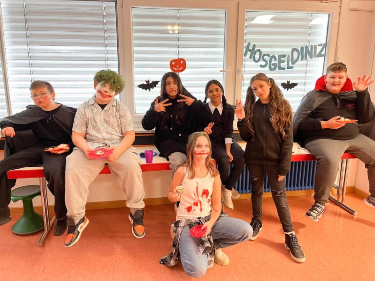 Halloweenparty Kl. 6 + 9 - Gruppenbild