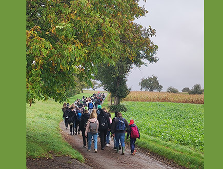 Wandertag am 7. Oktober - Ansicht Schüler am Feldweg