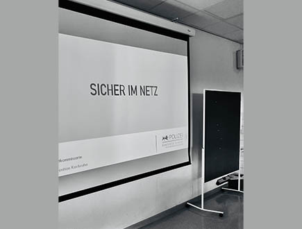 Tafel mit Text: Sicher im Netz