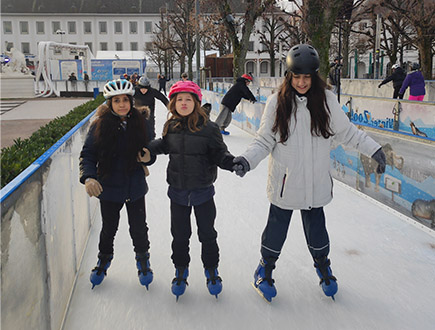 eislaufen2025 - Schüler mit Schlittschuhen an der Brücke