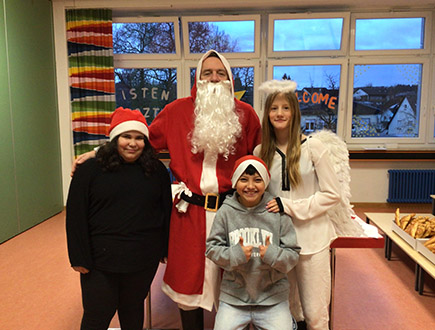 Weihnachtsmann mit Engel und Schüler