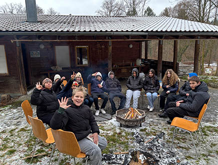 Waldausflug Schueler beim Lagerfeuer