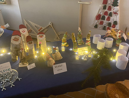 Weihnachtsbasar - Weihnachtsmänner aus Holz u.a.