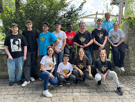 Gruppenfoto der Klasse 9 beim Abschlussausflug im Freizeitpark Tripsdrill.