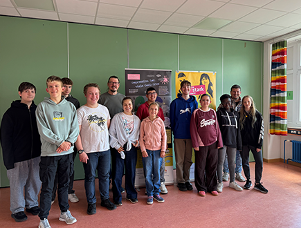 Schülerinnen und Schüler der Klassenstufe 9 mit dem Schulseelsorger beim Projekttag „Seelische Gesundheit“ im Klassenzimmer.