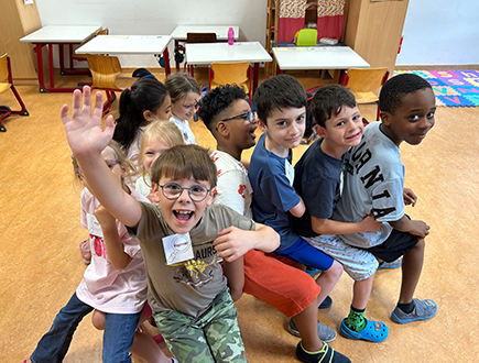 Kinder arbeiten während der Projekttage gemeinsam an einem Teamspiel zum Thema Wohlfühlen in der Schule.